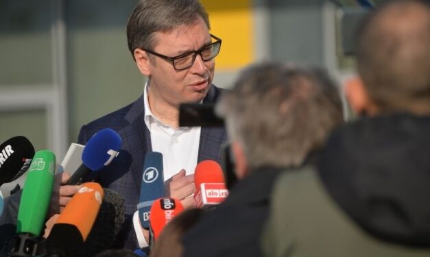 VUČIĆ STIGAO U SNS ŠTAB I SUSREO SE SA PITANJEM NOVINARKE N1