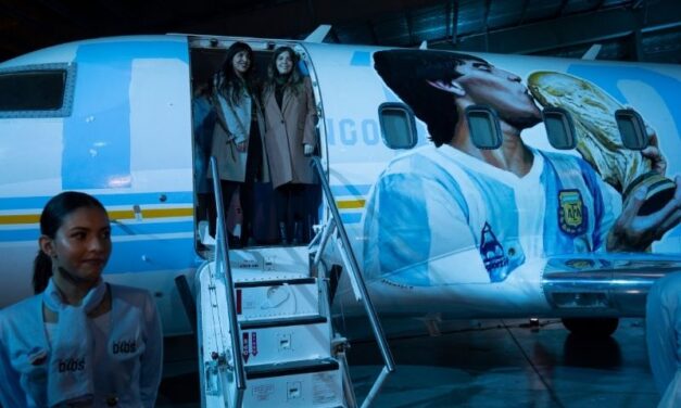MARADONA DOBIO AVION SA SVOJIM LIKOM