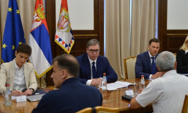 RADNICI FIJATA NA RAZGOVORU KOD PREDSEDNIKA VUČIĆA