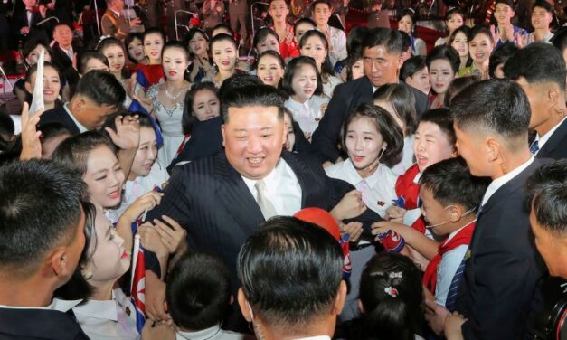 UVRNUTO: GRAĐANI S. KOREJE DOBILI UPOZORENJE DA SPASE PORTRETE DINASTIJE KIM OD OLUJE