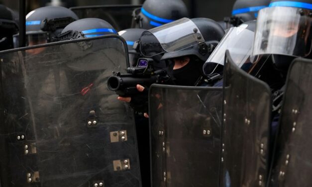 FRANCUSKA: MELANŠON POZVAO POLICIJU DA SE PRIDRUŽI GRAĐANSKIM PROTESTIMA 1. MAJA
