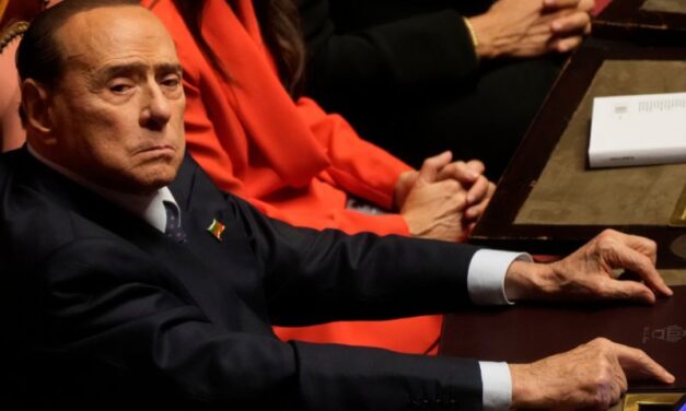 BERLUSKONI PUŠTEN SA INTENZIVNE NEGE, ALI SE I DALJE NALAZI U BOLNICI