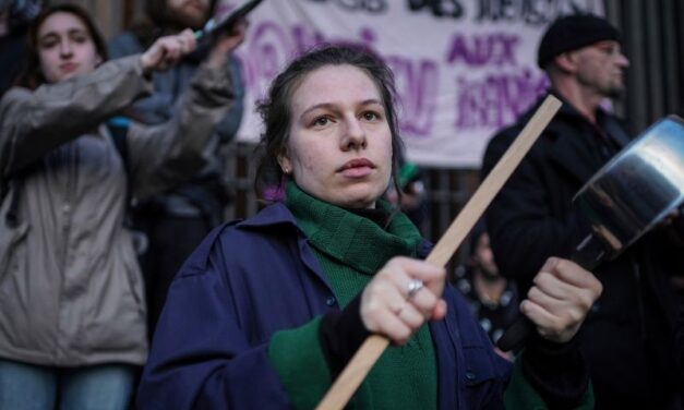 ZAKUVALO SE: DEMONSTRANTI ŠIROM FRANCUSKE LUPALI U ŠERPE I LONCE (VIDEO)