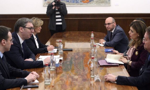 VUČIĆ SA ŠEFICOM UMNIKA O SLOŽENOJ BEZBEDONOSNOJ SITUACIJI NA KIM