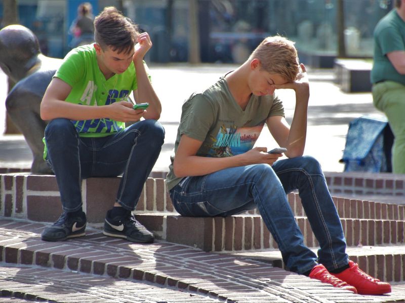NE PODIŽU POGLED SA TELEFONA! Tinejdžeri su otkrili zašto su stalno na mrežama, a PSIHOLOZI IMAJU SAVET ZA RODITELJE