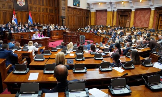 DEO OPOZICIJE NAPUSTIO SEDNICU SKUPŠTINE SRBIJE TOKOM POSTAVLJANJA PITANJA