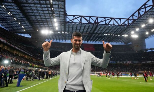 NOVAK ĐOKOVIĆ SA TRIBINA PRATI MEČ MILANA I INTERA U LIGI ŠAMPIONA
