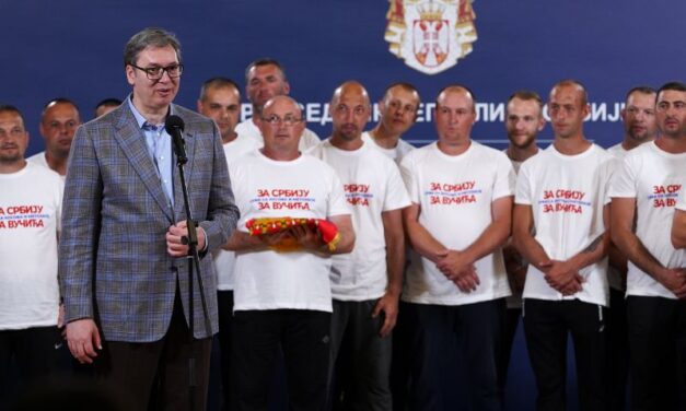 VUČIĆ SRBIMA SA KIM: ZAHVALJUJUĆI VAMA I DALJE SE BORIMO ZA KIM