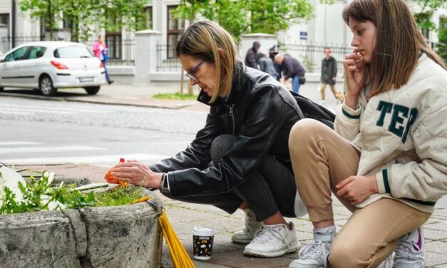 GRAĐANI I DECA POLAŽU CVEĆE I PALE SVEĆE KOD OŠ “VLADISLAV RIBNIKAR”, POČAST ODAJU I NOVOSAĐANI