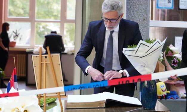 AMBASDORI FRANCUSKE, UKRAJINE, SAD …. ODALI POČAST UBIJENIM ĐACIMA