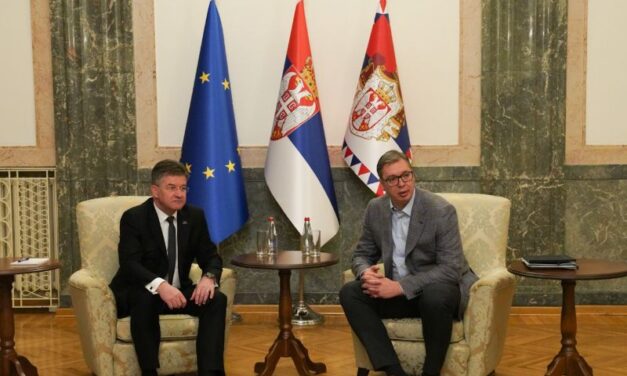 VUČIĆ: MI SMO DONOSILI VAŽNE ODLUKE DOK SU SE DRUGI SAKRIVALI U MIŠIJU RUPU