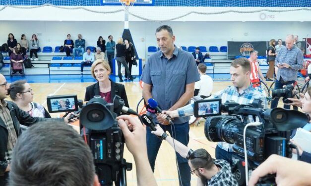 VLADE DIVAC I DIREKTORKA USAID-A IGRALI SA KOŠARKAŠIMA CRVENE ZVEZDE U KOLICIMA