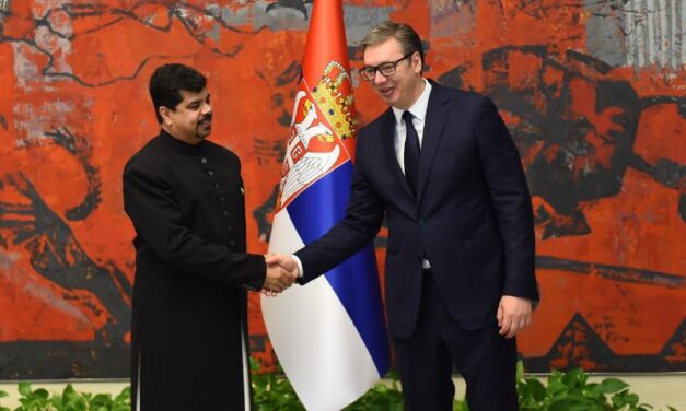 VUČIĆ PRIMIO AKREDITIVNA PISMA 21 AMBASADORA
