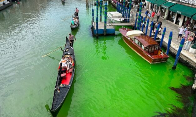 KONAČNO OTKRIVENO ZAŠTO JE VODA U KANALU U VENECIJI POSTALA ZELENA