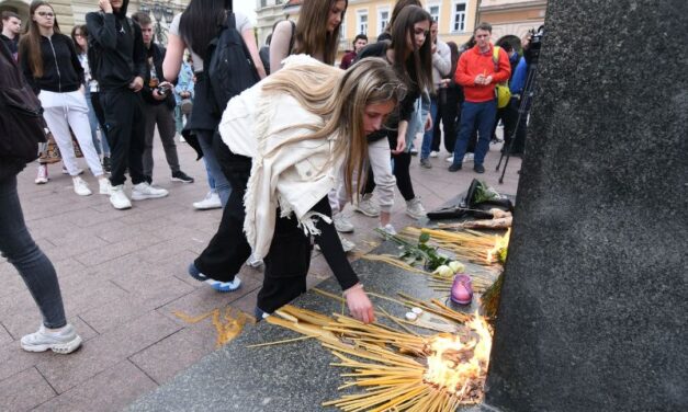 SRBIJA ODAJE POČAST STRADALIMA U ŠKOLI NA VRAČARU