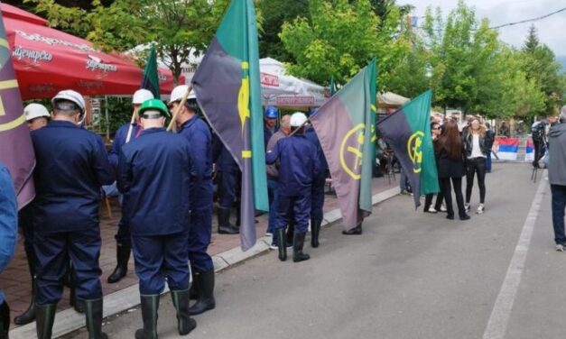 RUDARI TREPČE SE PRIDRUŽILI PROTESTU, U ZVEČANU PLES ISPRED BODLJIKAVE ŽICE