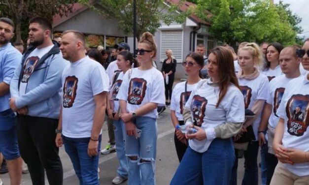 IZAĐI MALA: STUDENTI PRIŠTINSKOG UNIVERZITETA IZVELI PERFORMANS PRED KFOR-OM