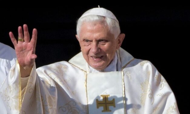 IZ NEMAČKE CRKVE UKRADEN KRST KOJI JE NOSIO PAPA BENEDIKT XVI