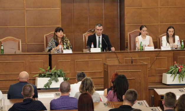 ORLIĆ SA MLADIMA U SKUPŠTINI: SRBIJA JE NA VAŠOJ STRANI
