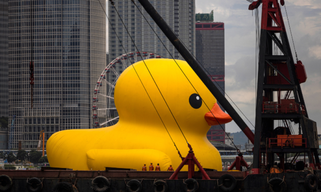 DVE DŽINOVSKE GUMENE PATKE, NOVA ATRAKCIJA U HONGKONGU