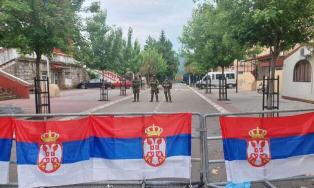 NOĆ NA SEVERU KIM PROTEKLA MIRNO, SRBI SE I DALJE OKUPLJAJU ISPRED ZGRADA OPŠTINA