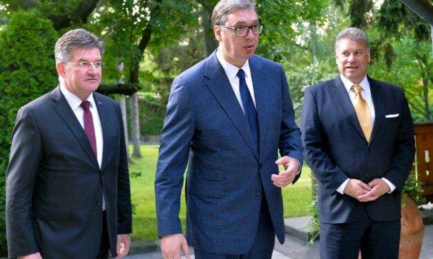 VUČIĆ RAZGOVARAO SA LAJČAKOM I ESKOBAROM O AKTUELNOJ SITUACIJI NA SEVERU KIM