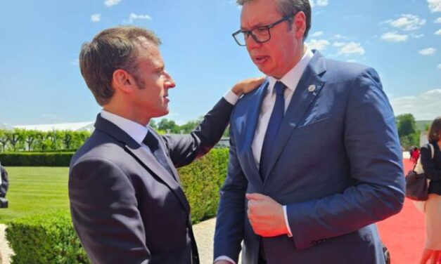 VUČIĆ ZAHVALIO MAKRONU NA PODRŠCI SRBIJI POVODOM DEŠAVANJA NA KIM