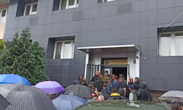 MIRNA NOĆ NA SEVERU KIM, MEŠTANI LEPOSAVIĆA DELE SLIKU VLAŠKOVIĆA UZ NATPIS “NIJE KRIV”