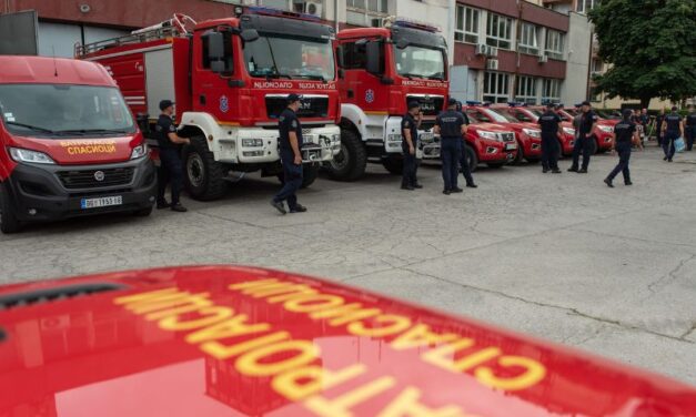 POŽAR U AUTO-KUĆI KOD OSTRUŽNIČKOG MOSTA, U TOKU GAŠENJE