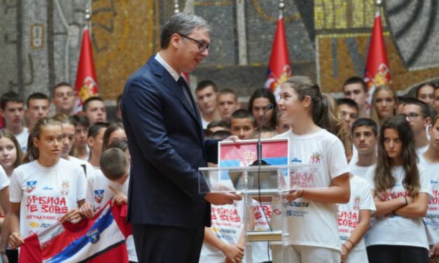 VUČIĆ SE SASTAO SA MLADIM SPORTISTIMA I PORUČIO: NE KRITIKUJTE DRUGE I SANJAJTE VELIKE SNOVE