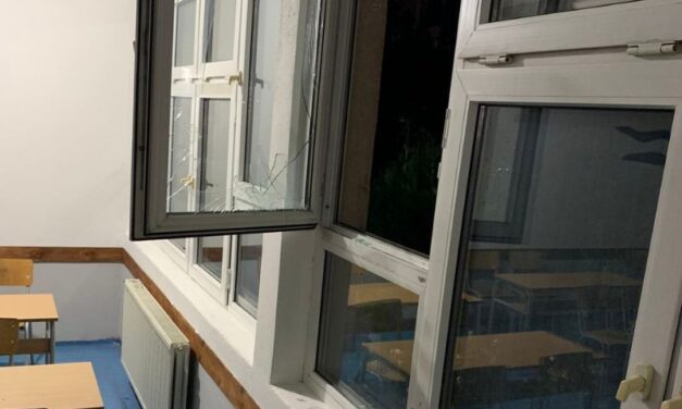 RAZBIJENA STAKLA NA SRPSKOJ OSNOVNOJ ŠKOLI U LIPLJANU