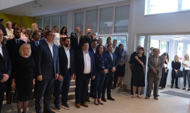 VUČIĆ POSETIO RENOVIRANU OŠ “SVETISLAV GOLUBOVIĆ MITRALJETA” U BATAJNICI