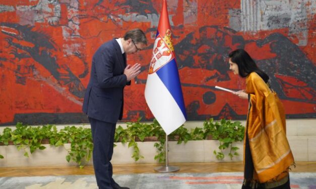 VUČIĆ PRIMIO AKREDITIVNA PISAMA AMBASADORKI INDIJE I TUNISA