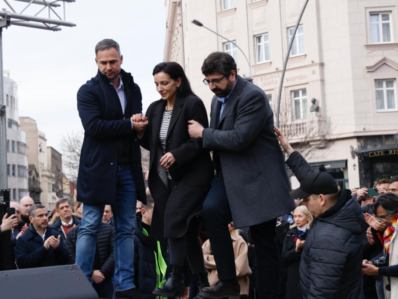  Inicijativa ProGlas započela je danas nešto posle 12 časova protest na platou ispred Terazijske česme pod nazivom "Ne pristajemo", a saobraćaj u Ulici kralja Milana od Trga Republike je blokiran.