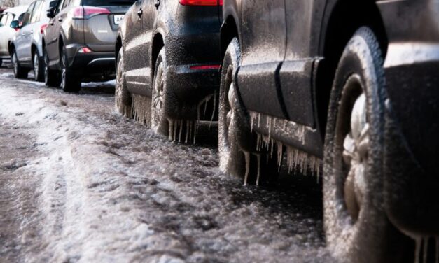 Ledena kiša okovala ulice