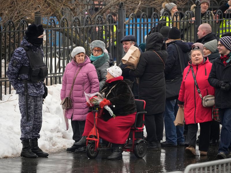 VIŠE OD 1.000 LJUDI OKUPILO SE PRED SAHRANU NAVALJNOG