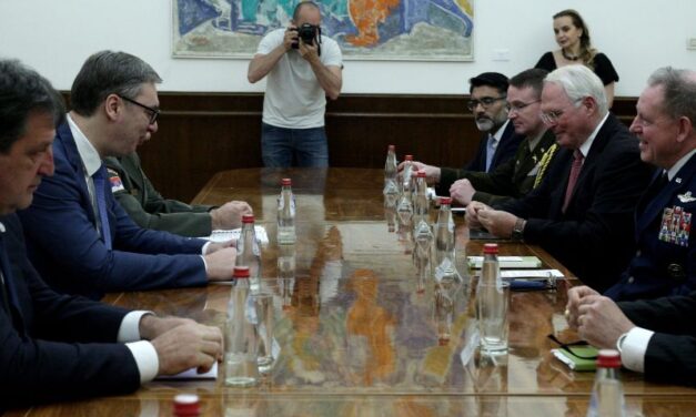 VUČIĆ s Hekerom,generalom NATO: KFOR JE GARANT MIRA I BEZBEDNOSTI