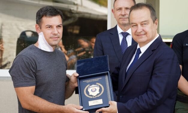 Povređeni žandarm Miloš Jevremović izašao iz bolnice: MINISTAR Dačić ga dočekao u kasarni, evo šta je poručio
