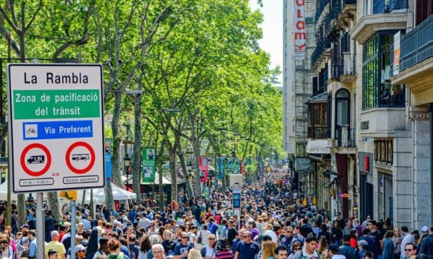 PROTESTI U BARSELONI: Građani prskaju turiste pištoljima na vodu;Kažu da im poskupljuju život