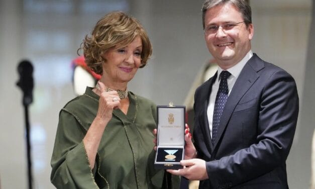 Od izvora dva putića: VUČIĆ dodelio ZLATNU MEDALJU LEPOJ LUKUĆ,nagradu joj uručio Selakovič, a njena poruka je jasna