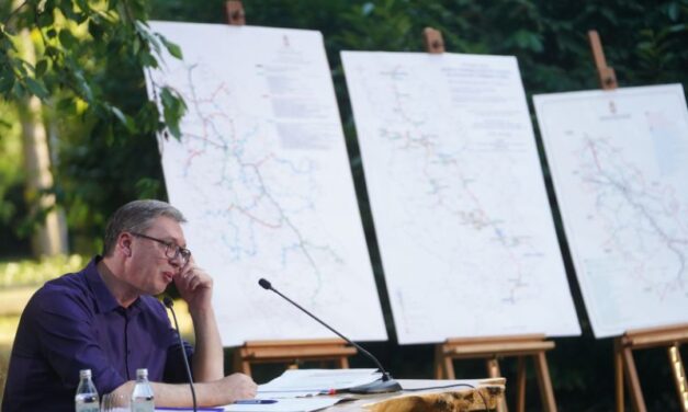 VUČIĆ najavio: RASTU PENZIJE, PLATE U PROSVETI, MINIMALAC, ALI RODITELJSKI DODATAK!