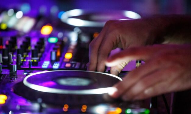 ALELUJA! OVAKVOG SVEŠTENIKA DO SADA NISTE VIDELI: Pop DJ širi veru među mladima (VIDEO)