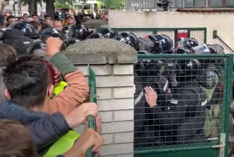 NOVI SAD: Novi sukobi, policija bacila suzavac