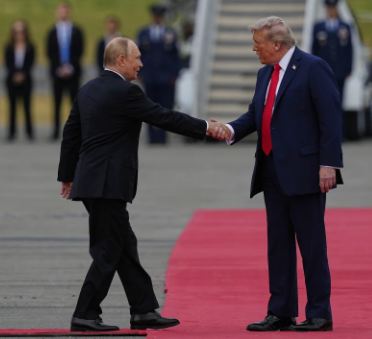 RUKUJU SE ONI KOJI ODLUČUJU… Šta su pričali Tramp i Putin?